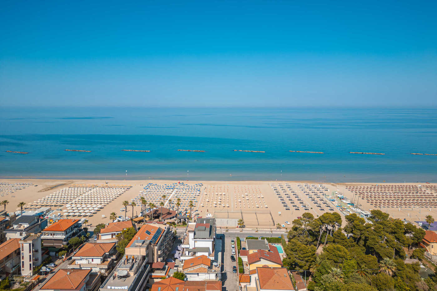 Vista aerea panoramica del Lungomare Nord e del mare Adriatico a Roseto degli Abruzzi