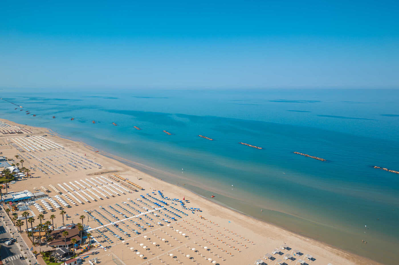 Vista aerea della spiaggia attrezzata e del mare Adriatico cristallino di Roseto degli Abruzzi