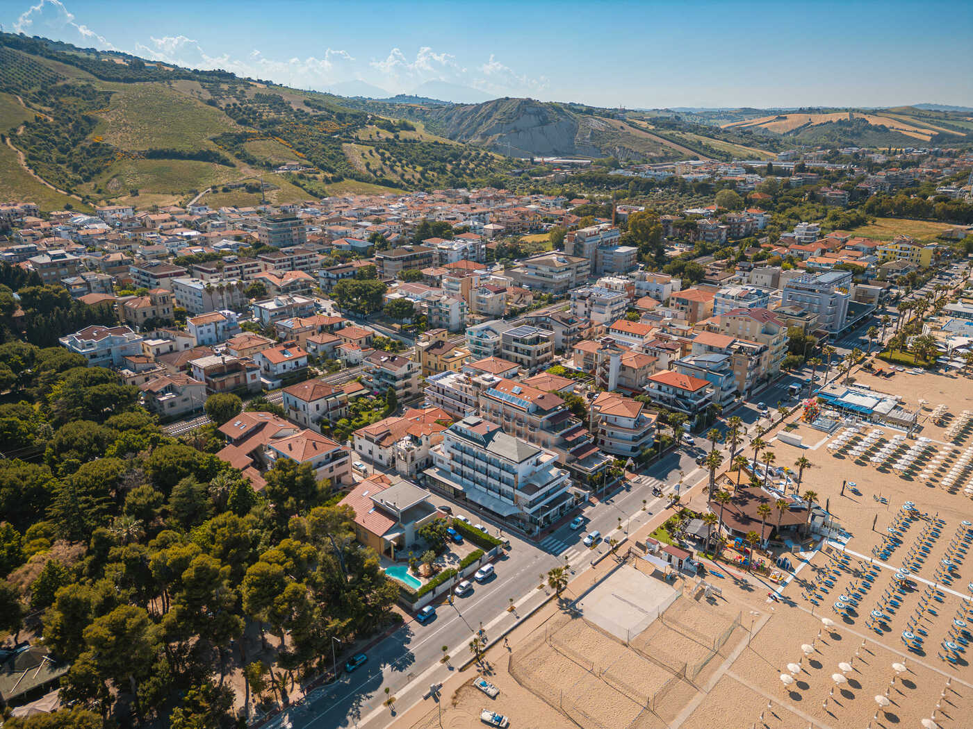 Vista aerea della spiaggia privata e dell'Hotel Il Moro sul Lungomare Nord di Roseto degli Abruzzi