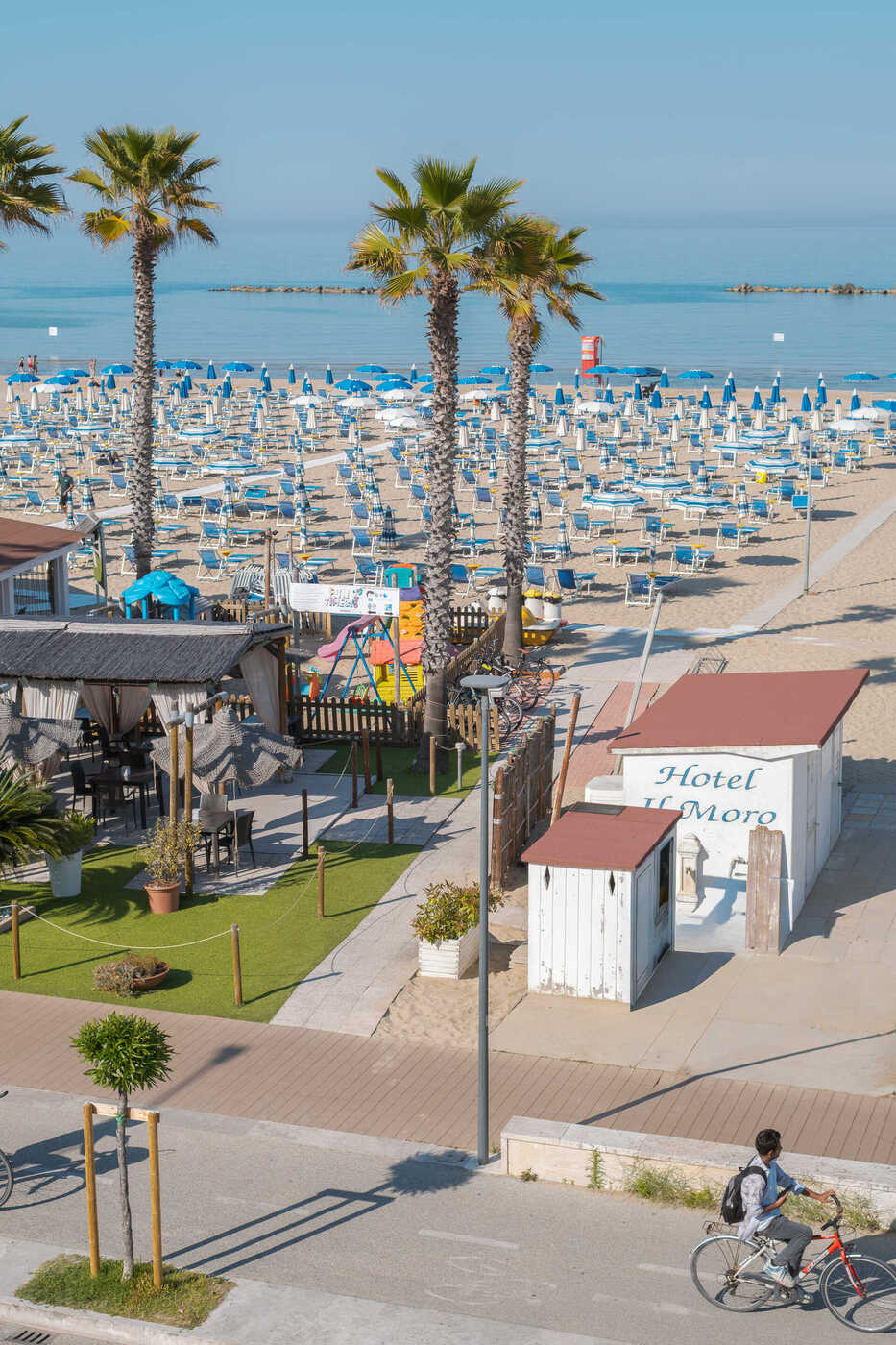 Spiaggia privata con palme e stabilimento balneare Il Moro a Roseto degli Abruzzi