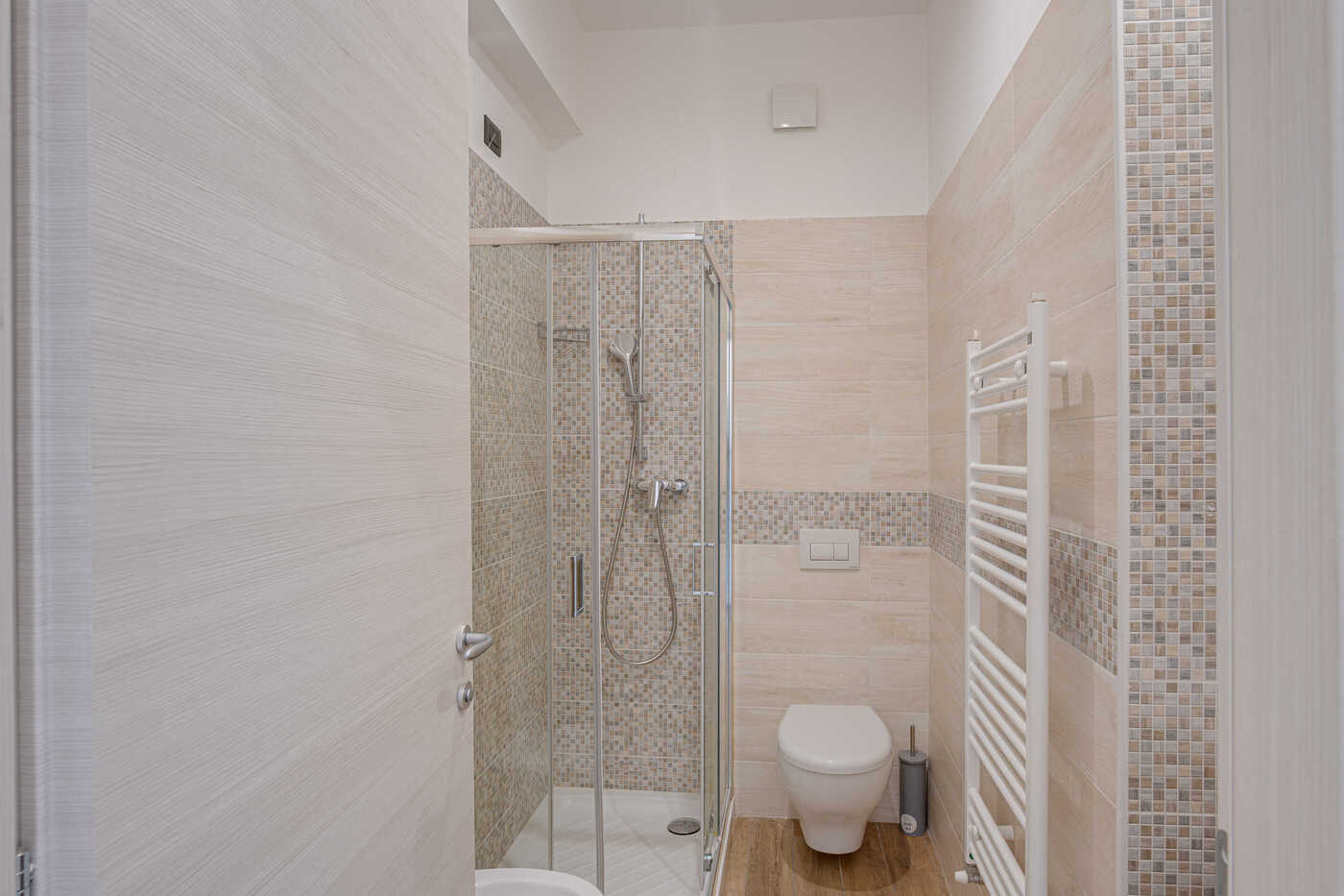 Bagno privato con box doccia di una camera dell'Hotel Il Moro
