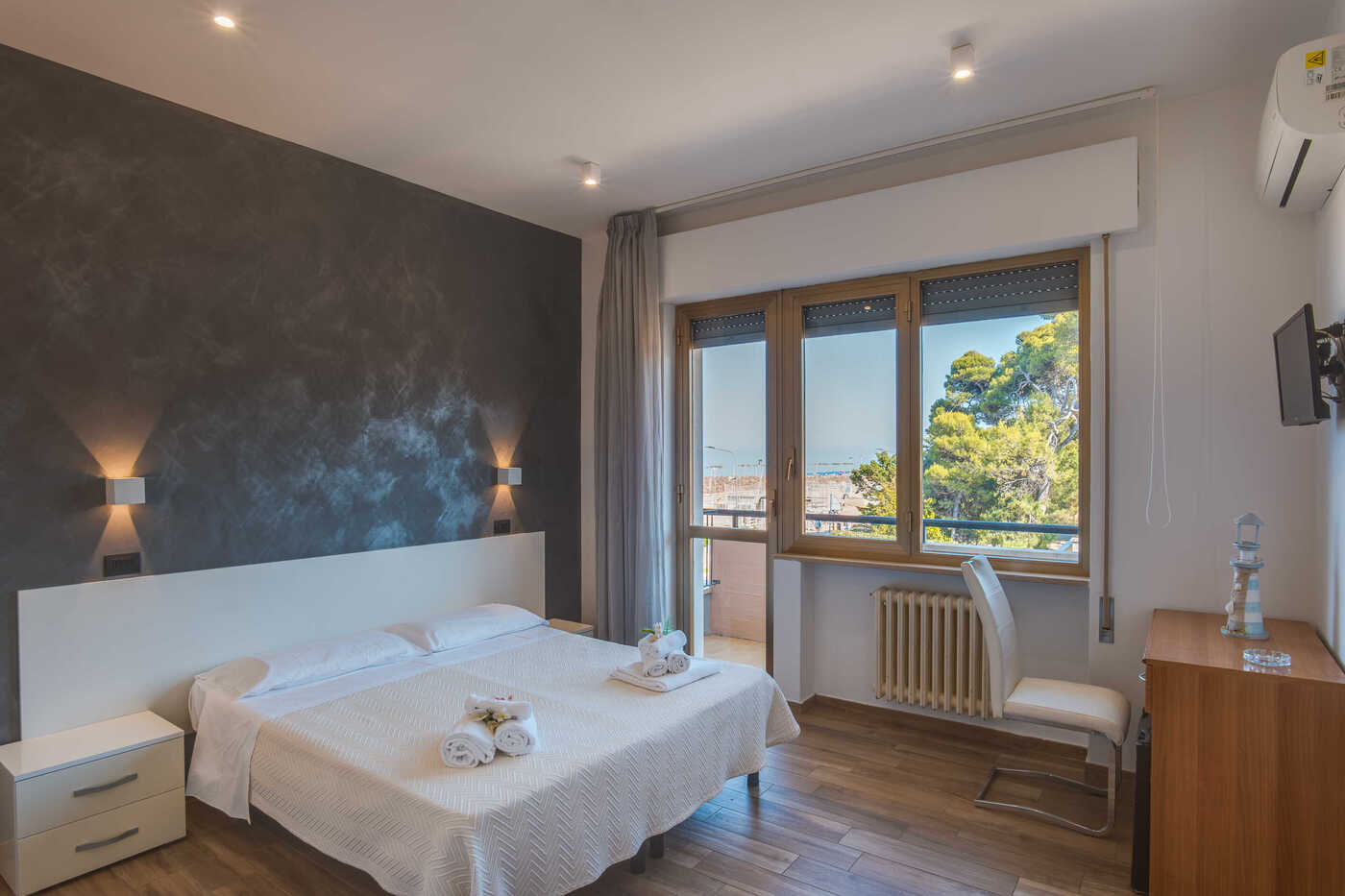 Camera doppia Hotel Il Moro con balcone vista mare Adriatico