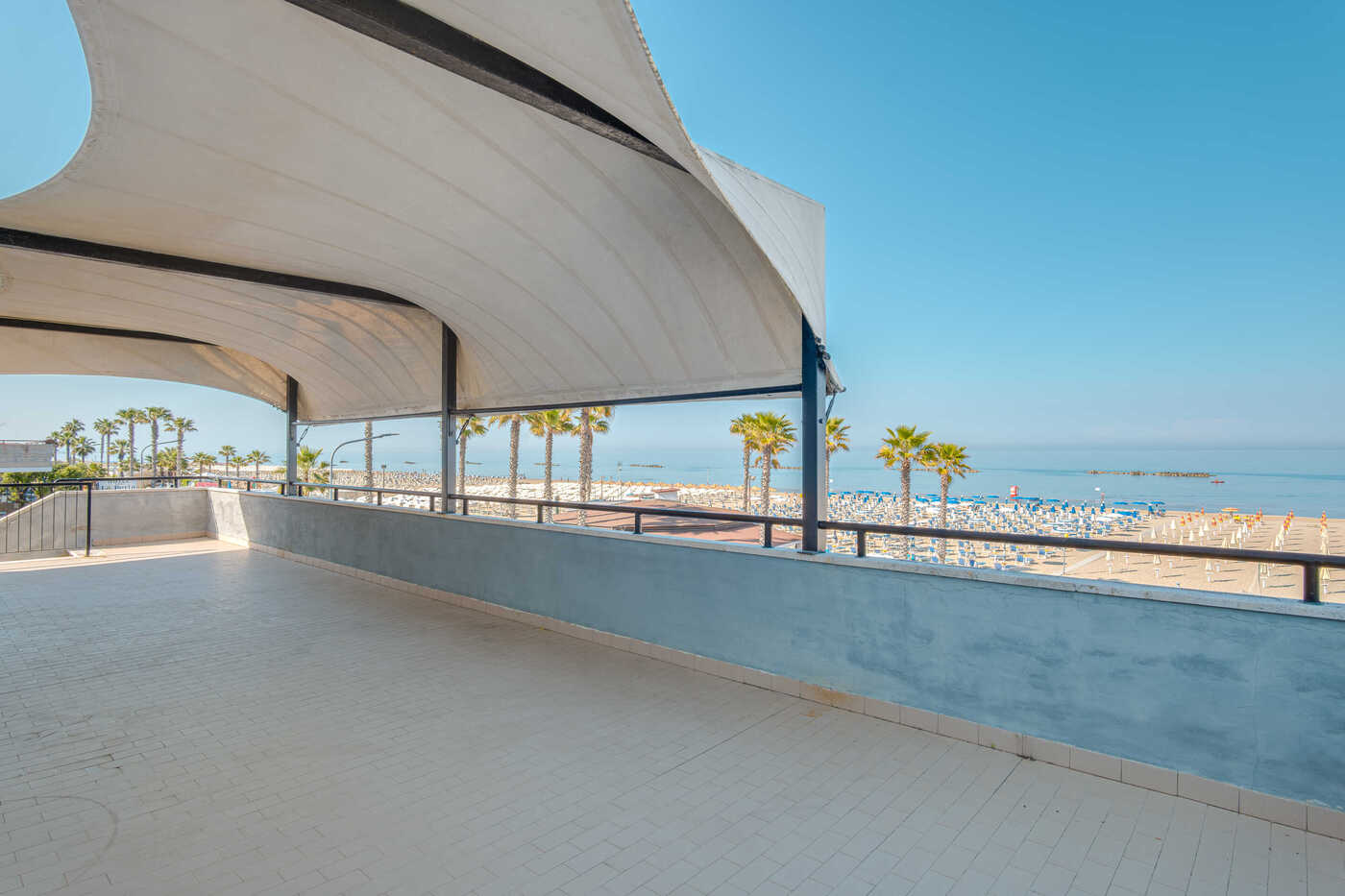Terrazza coperta fronte mare dell'Hotel Il Moro con vista sulla spiaggia